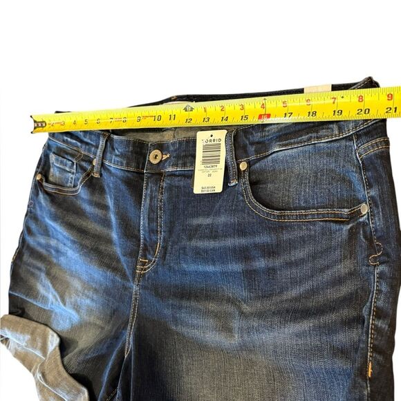 Torrid Keep It 100 5 Inch Rolled Hem Denim Shorts Womens Size 22 NWT - Picture 7 of 8